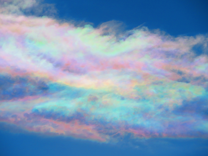 虹だけじゃない 空に広がる彩 雲研究者に聞く 空と光が生み出す色彩の不思議 Munsell